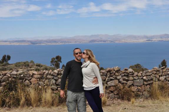 Empolgados com a beleza da ilha Taquile, no lago Titicaca, no Peru